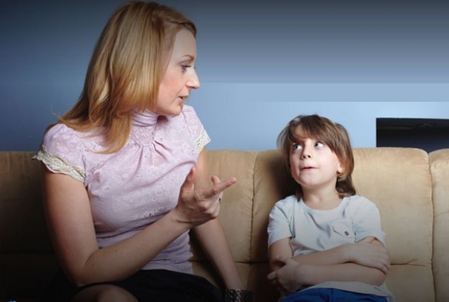Una madre negociando con su hijo