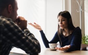 Pareja discutiendo porque necesitan terapia